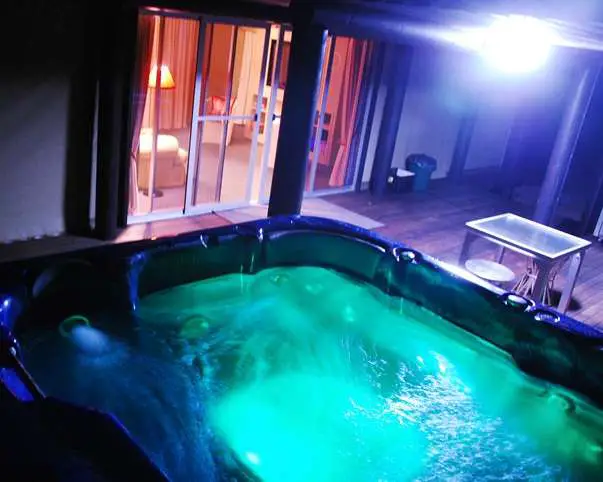 Hot Tub Jacuzzi - Glamour Camping