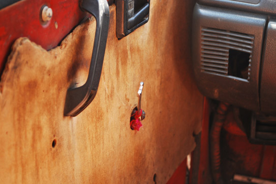  Silly Travel Photo   The Spanner Car Door Handle