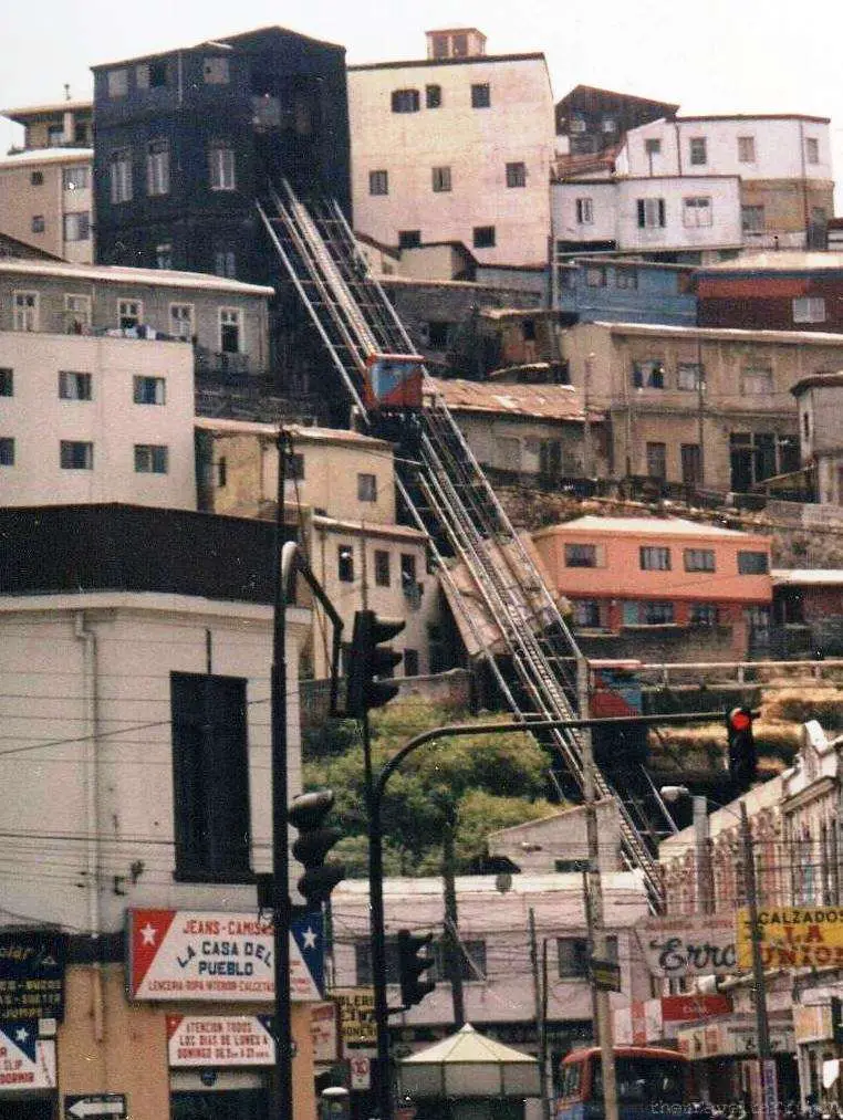 Ascensor 2 | South America Travel Blog | Ascensors, In Valparaíso, Chile - Most Interesting Form Of Public Transport | South America Travel Blog | Author: Anthony Bianco - The Travel Tart Blog