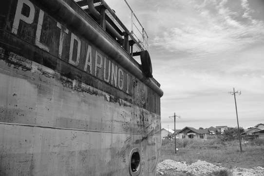 Banda Aceh Ship Pltdapung1 | Pesta Blogger 2009 | Banda Aceh - 5 Years On Since The Tsunami | Pesta Blogger 2009 | Author: Anthony Bianco - The Travel Tart Blog