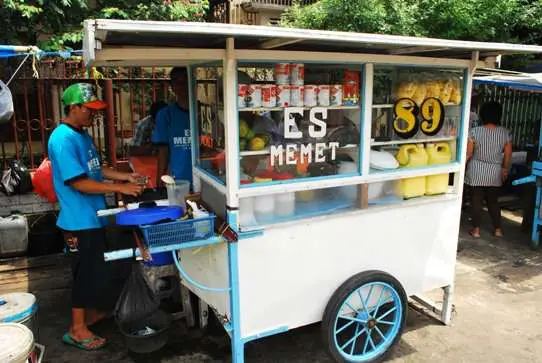 Es Memet Kachang Merah Cart Palembang Indonesia | Asia Travel Blog | How To Make Kacang Memet - Shaved Ice With Red Beans | Asia Travel Blog | Author: Anthony Bianco - The Travel Tart Blog