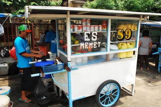 Es Memet Kachang Merah Cart Palembang Indonesia | Airasia Pesta Blogging Communities Trip 2009 | How To Make Kacang Memet - Shaved Ice With Red Beans | Airasia Pesta Blogging Communities Trip 2009 | Author: Anthony Bianco - The Travel Tart Blog