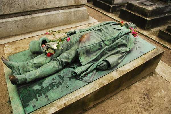 Père Lachaise Cemetery In Paris, France - Bizarre Grave Site