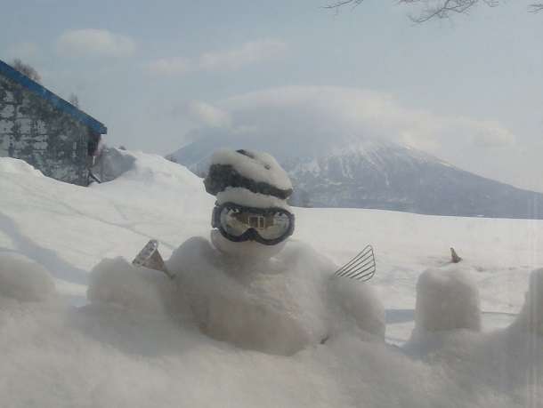 How To Make A Snowman | Japan Travel Blog | Ski Holidays - What Not To Do! | Japan, Medical Repatriations, Niseko Powder Connection, Powder Snow, Ski Holidays, Ski Resorts, Ski Trips, Skiing Vacations, Snowboarding, Travel Insurance | Author: Anthony Bianco - The Travel Tart Blog