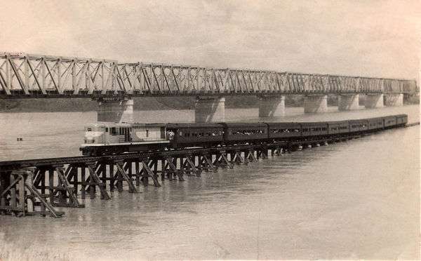 Train Travel 1957.Last Sunlander To Cross Old Bridge