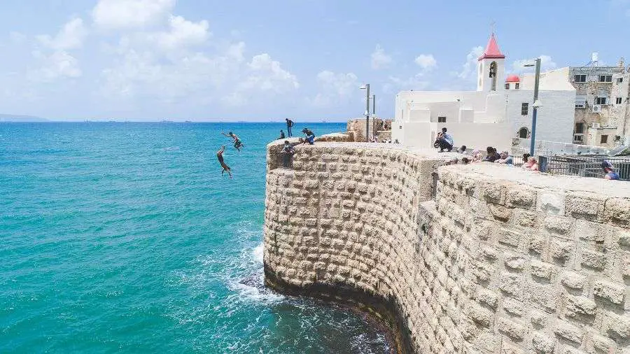 Cliff Jumping Akko